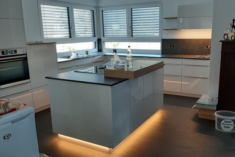 Küche mit LED-Beleuchtung